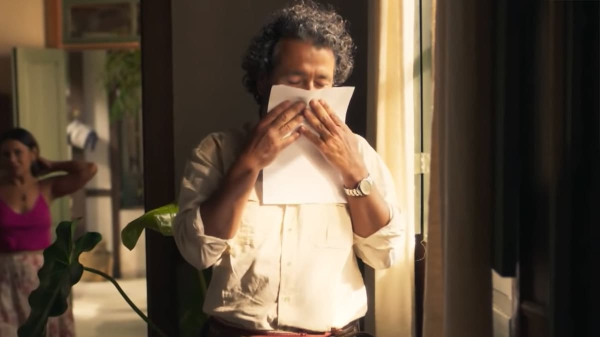 Imagem em que Leôncio beija a carta que Jove mandou para ele em cena da novela Pantanal