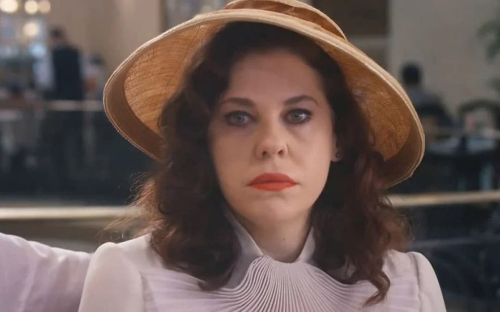 Úrsula, personagem de Bárbara Paz, com semblante de raiva em cena de Além da Ilusão, novela das seis da Globo