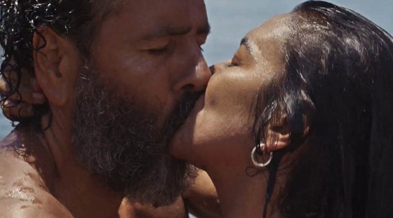 Cena da novela Pantanal em que José Leôncio e Filó se beijam no rio