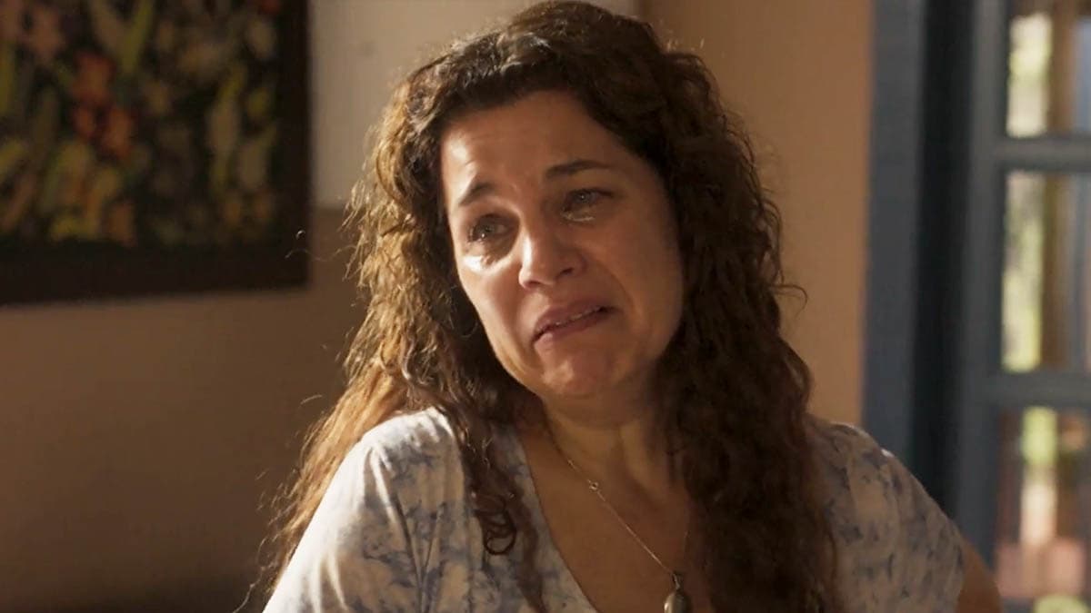 Cena da novela Pantanal em que Maria Bruaca aparece chorando durante discussão com Tenório