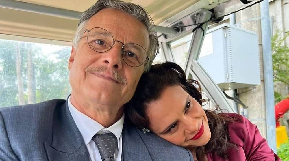 Eugênio e Violeta abraçados em Além da Ilusão, novela das 18h da Globo