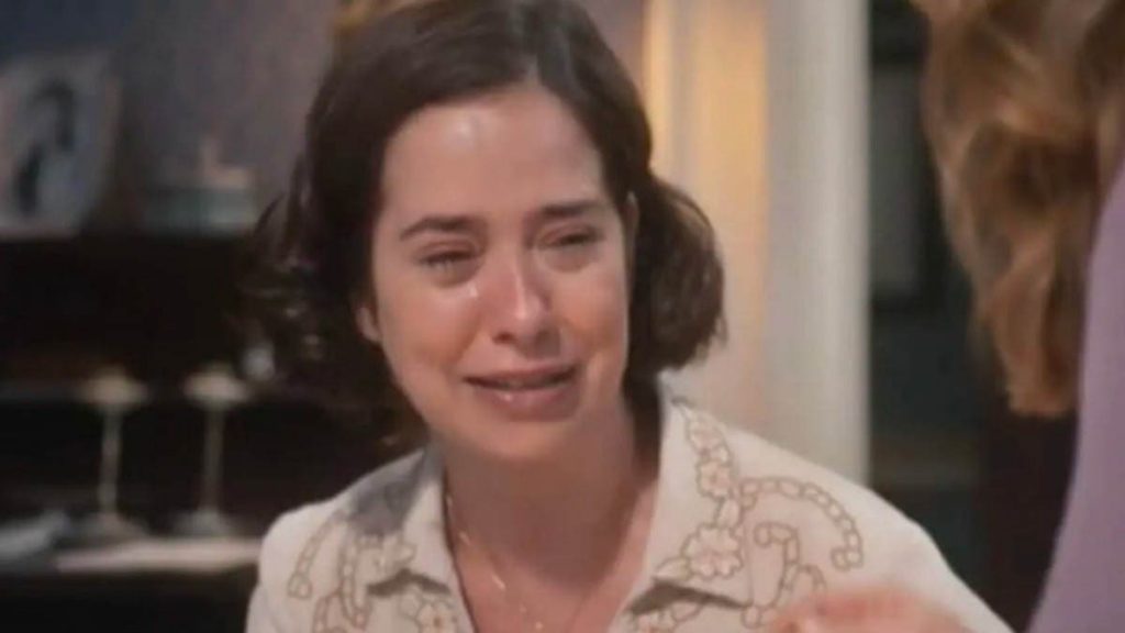 Heloísa chorando em cena da novela Além da Ilusão