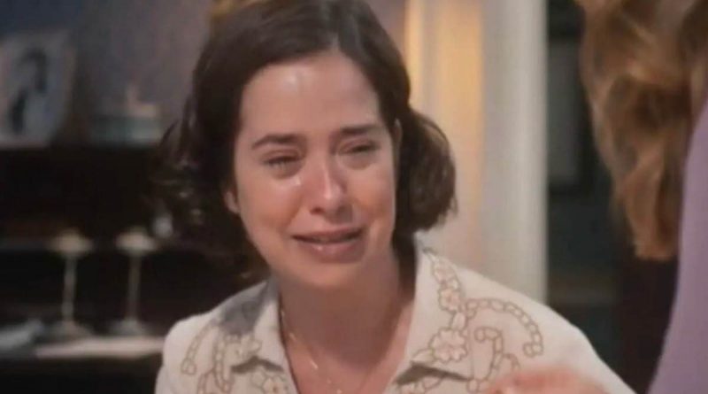 Heloísa chorando em cena da novela Além da Ilusão