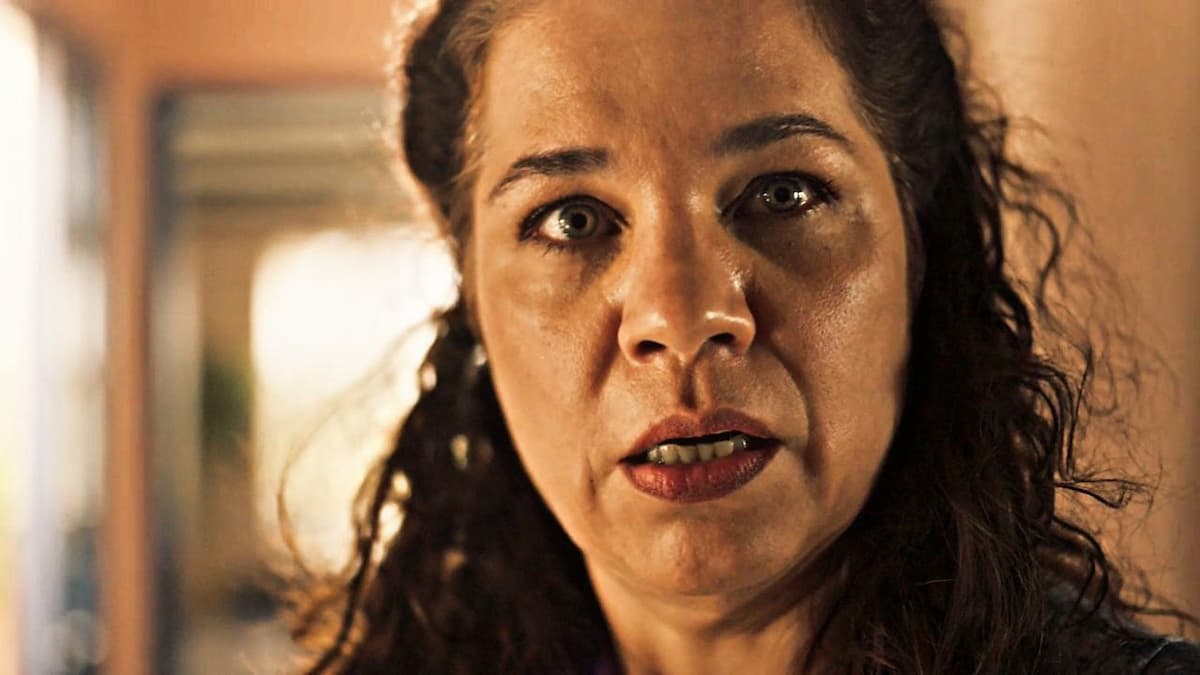 Maria Bruaca, personagem de Isabel Teixeira, em cena de Pantanal, novela das 21h da Globo