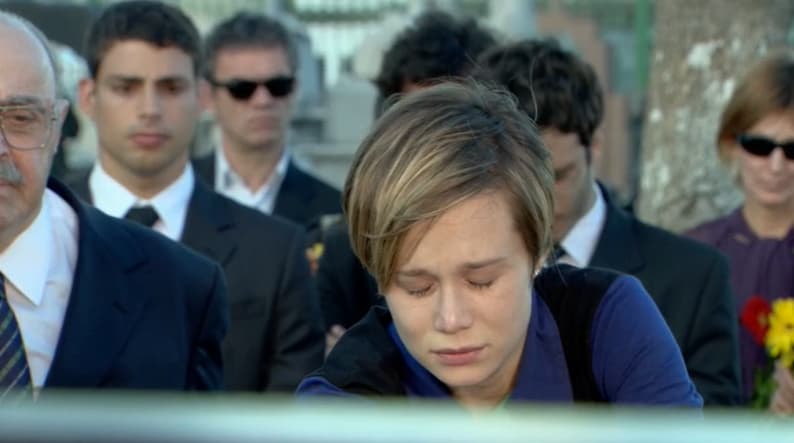 Lara chora no enterro de Donatela