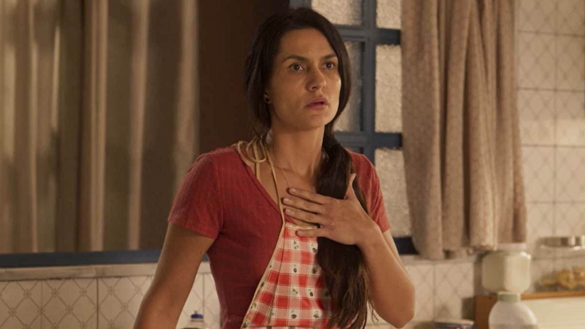 Zefa com aparência de assustada em cena da novela Pantanal