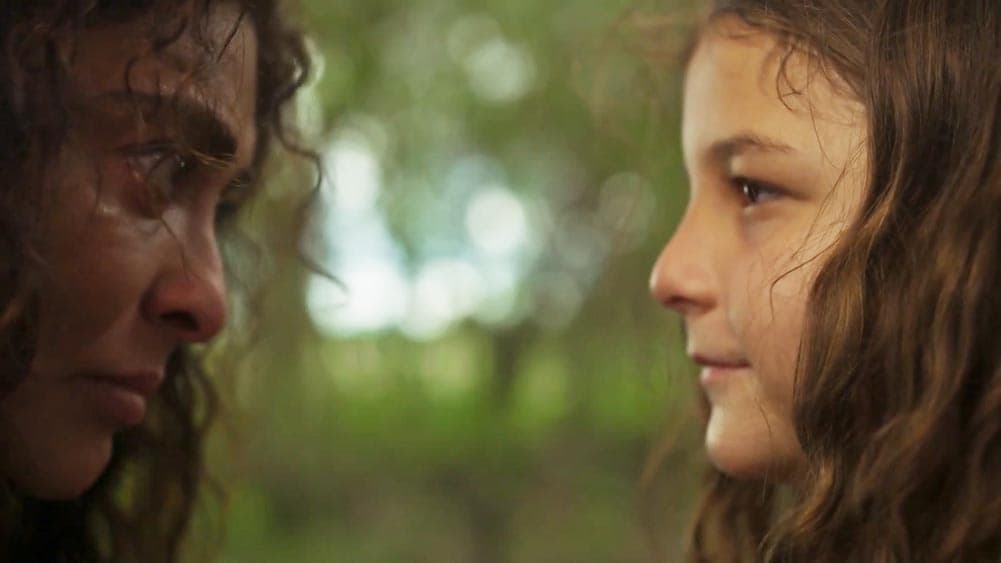 Maria Marruá e Juma criança em cena da novela Pantanal