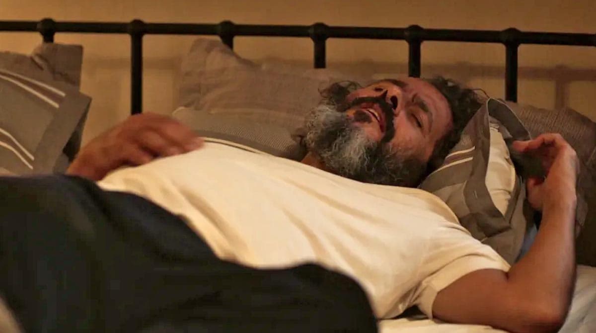 Zé Leôncio deitado na cama e sentindo dor no peito na novela Pantanal