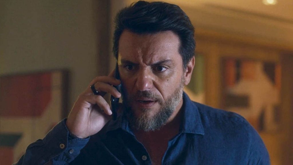Moretti, personagem de Rodrigo Lombardi, conversando ao celular em cena da novela Travessia