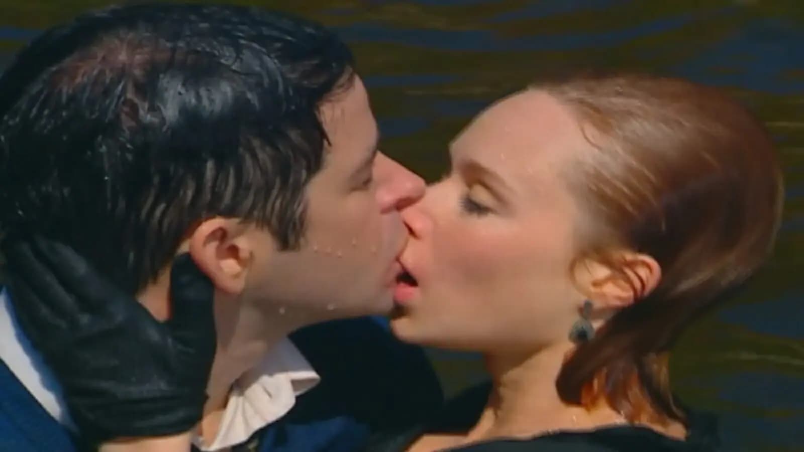 Danilo e Ana Francisca se beijam na cachoeira
