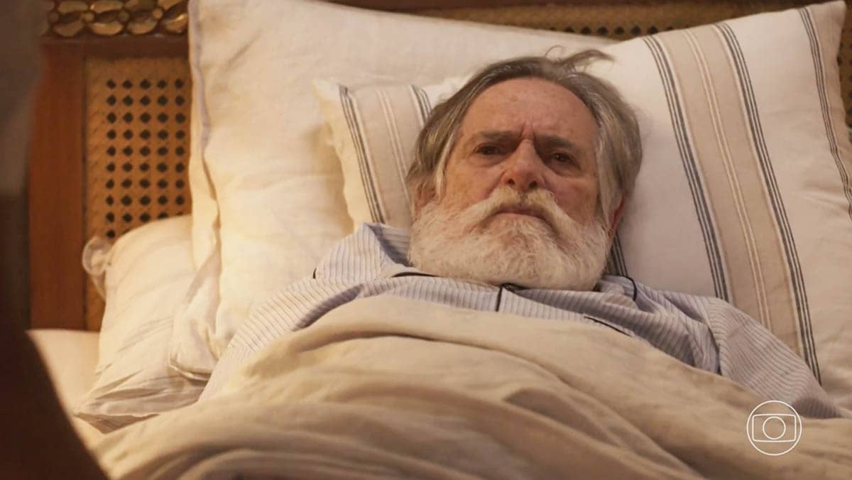 Coronel Tertúlio em sua cama após despertar em cena da novela Mar do Sertão
