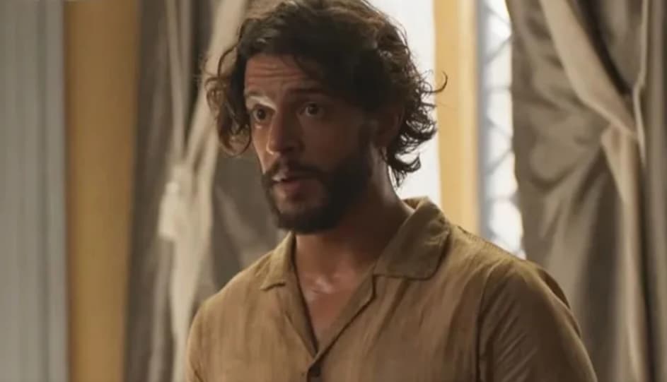 Maruan, personagem de Pedro Lamin, vestindo uma camisa de linho na cor bege, com olhar de surpresa, em cena da novela Mar do Sertão
