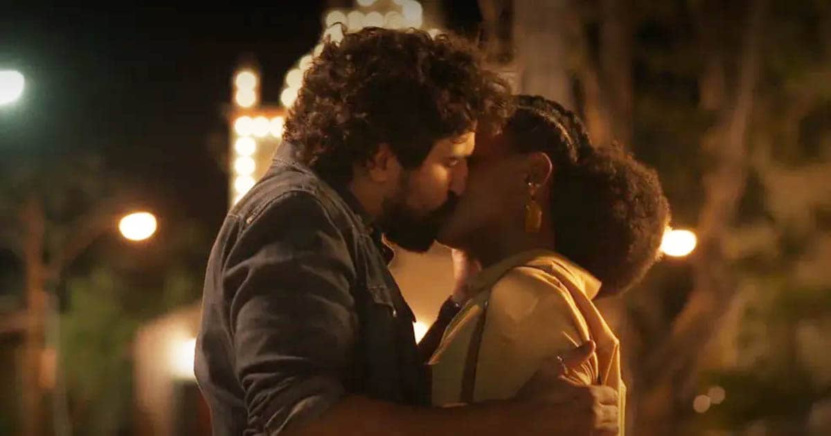 Tertulinho beijando Laura no meio da noite em cena da novela Mar do Sertão, da TV Globo.