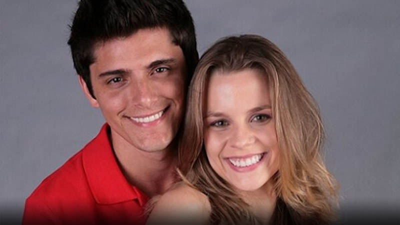 Pedro (Bruno Gissoni) e Cat (Daniela Carvalho). Na imagem eles aparecem abraçados sob um fundo cinza