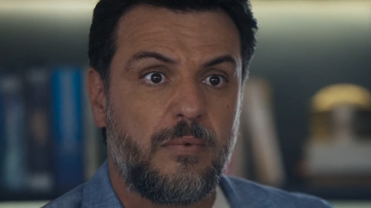 Moretti com os olhos arregalados em cena da novela Travessia
