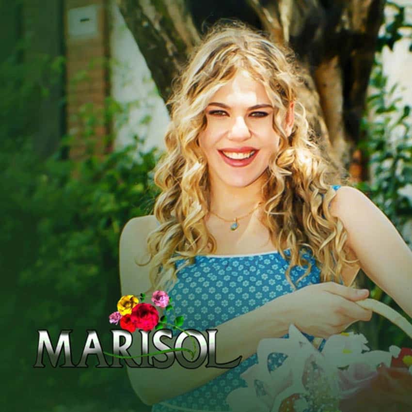 Bárbara Paz, no papel de Marisol, segurando uma cesta de flores na frente de uma árvore, com o nome "Marisol" no canto inferior esquerdo.
