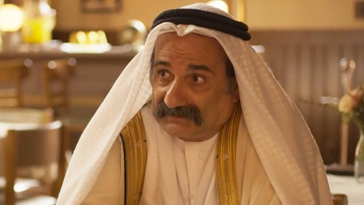 Sheik Omar, vestido de branco, com bigode, em cena da novela Mar do Sertão