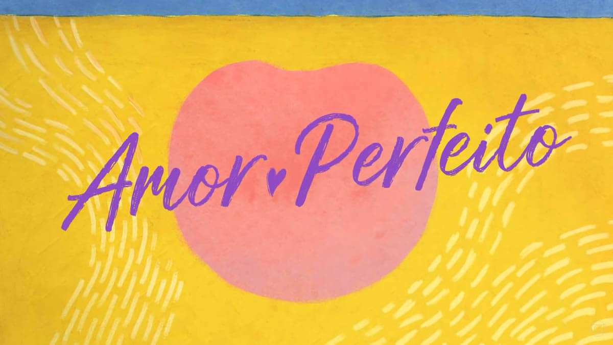 Logo da novela Amor Perfeito. Fundo amarelo, com um desenho em formato de maçã, com o nome Amor Perfeito na cor roxa na frente.