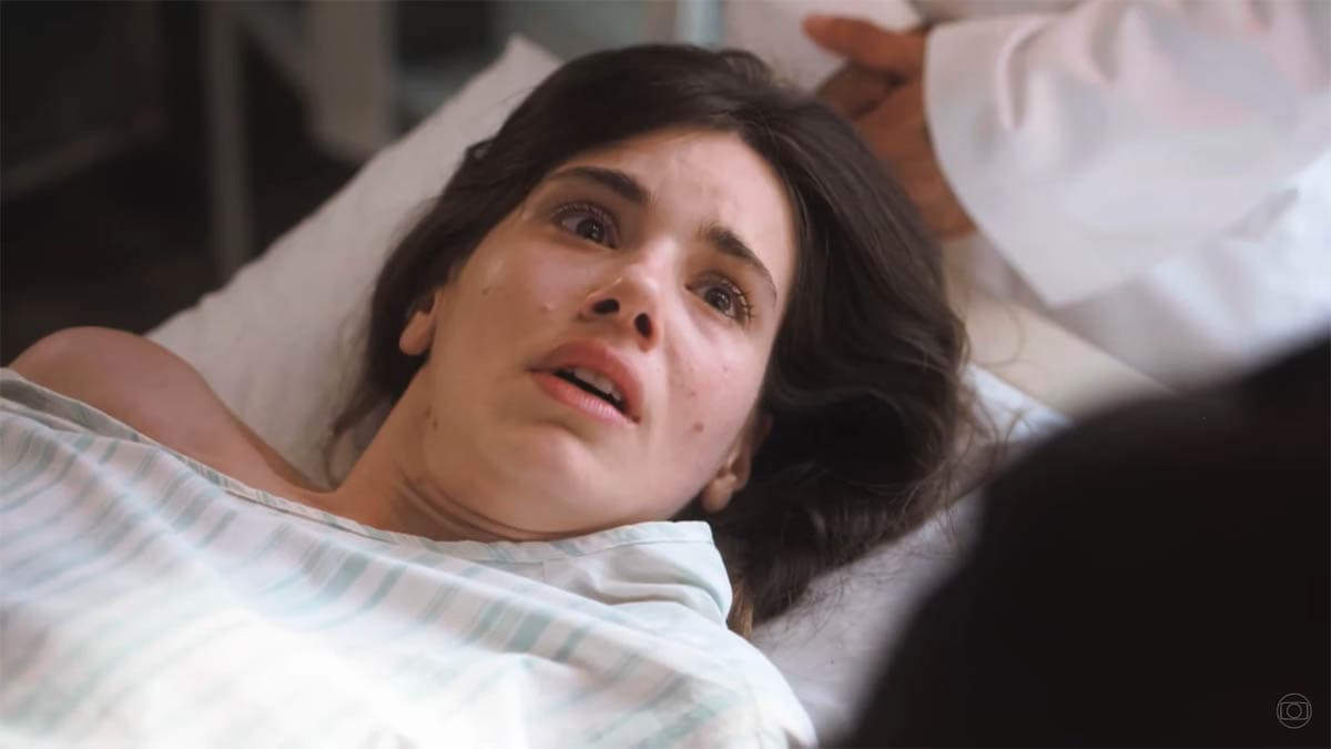 Marê deixada na cama de um hospital em cena da novela Amor Perfeito