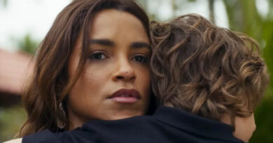 Brisa abraçada com Tonho em cena da novela Travessia