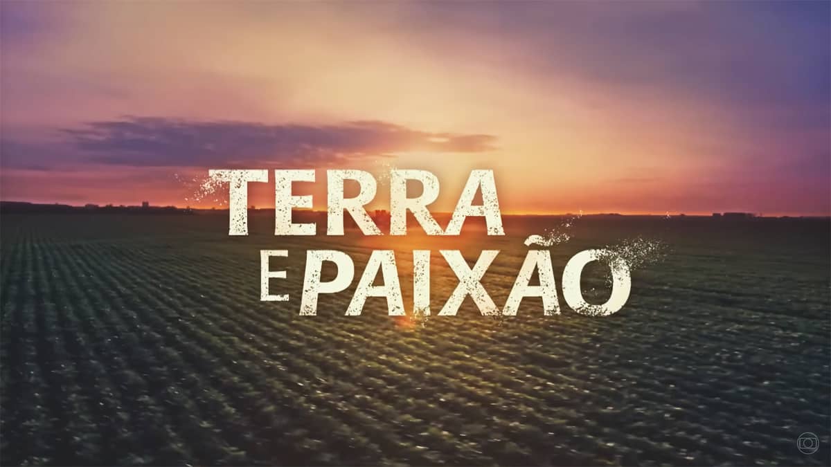 Logo da novela Terra e Paixão, da TV Globo. Na imagem, vemos o nome da novela "Terra e Paixão" sob o fundo de uma lavoura e o pôr do sol.