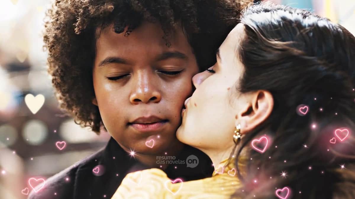 Marê beijando a bochecha de Marcelino em cena da novela Amor Perfeito