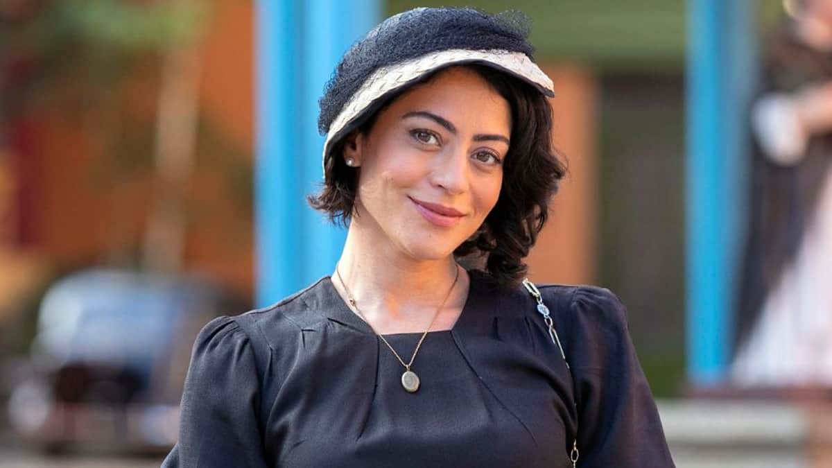 Darlene, personagem de Carol Castro, vestindo um look preto na novela Amor Perfeito.
