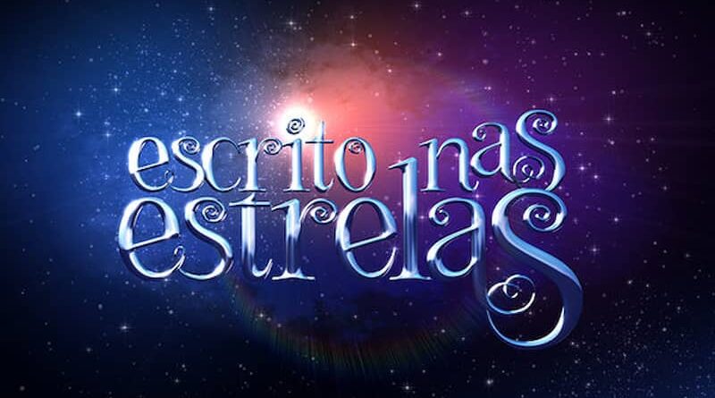 Logo oficial da novela Escrito nas Estrelas, da TV Globo. O título da novela aparece sobre um fundo do espaço sideral, com predominância das cores azul, preto, cinza e rosa.