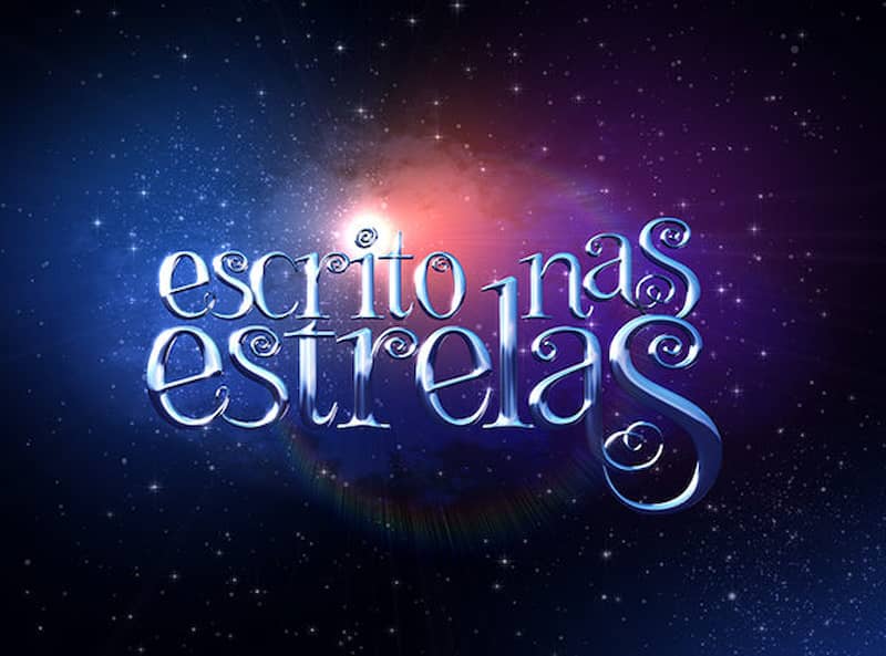 Logo oficial da novela Escrito nas Estrelas, da TV Globo. O título da novela aparece sobre um fundo do espaço sideral, com predominância das cores azul, preto, cinza e rosa.
