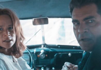 Gilda (à esquerda) e Gaspar (à direita) dentro do carro enquanto fogem da polícia em Amor Perfeito.
