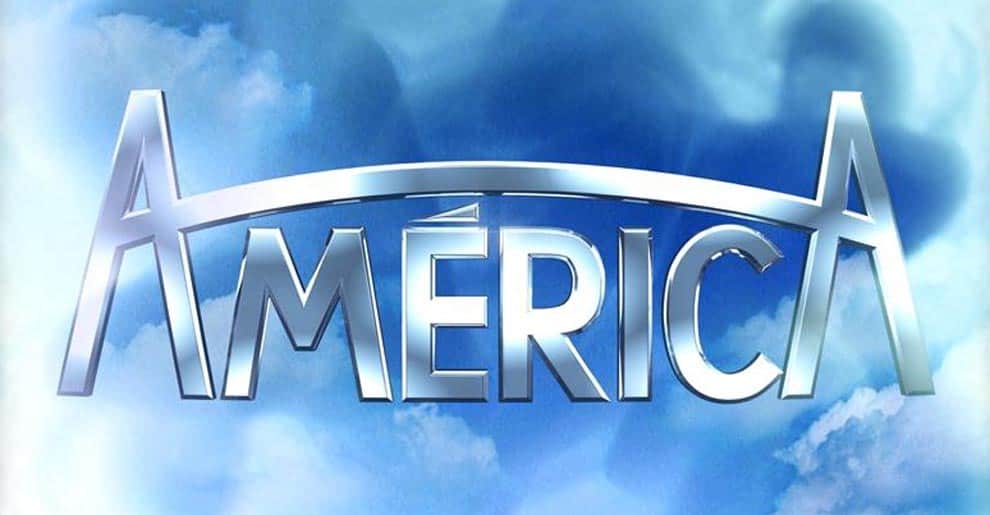 Logo da novela América, da TV Globo. O nome "América" em uma cor metálica brilhosa, com um fundo de céu azul com nuvens.