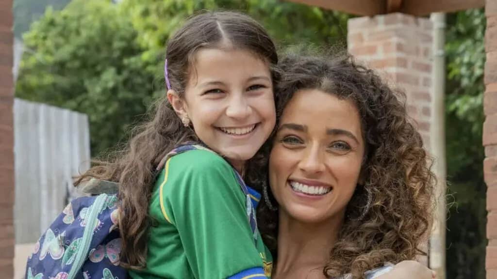 Rosa, personagem de Maria Carolina Basilio, feliz nos braços de sua mãe, Rosa (Letícia Laranja), em Terra e Paixão.
