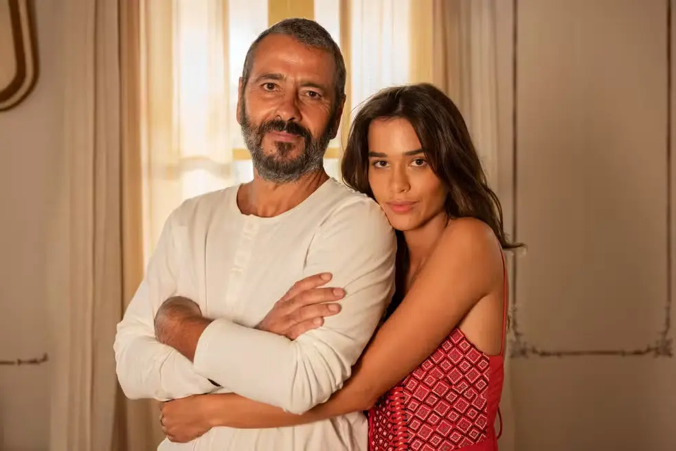 José Inocêncio (Marcos Palmeira) e Mariana (Theresa Fonseca) abraçados em Renascer.