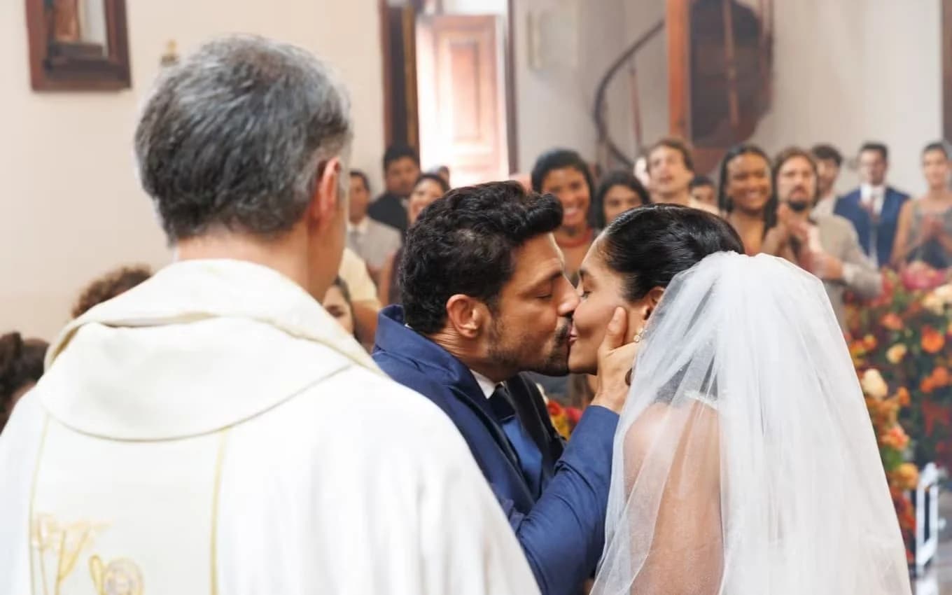 Caio e Aline se beijam durante o casamento