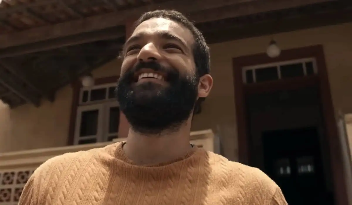 José Inocêncio, personagem de Humberto Carrão, sorrindo, em cena da novela Renascer.