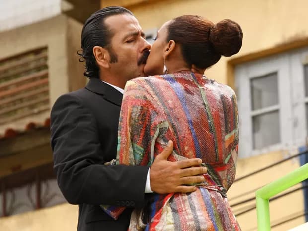 Sandro e Penha se beijando