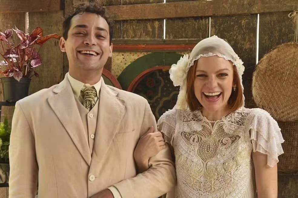 Maria Eduarda de Carvalho e Eduardo Sterblitch sorridentes em cena de Éramos Seis (2019)